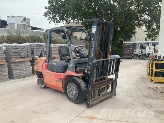 Toyota 7FGU35 Gradbeništvo - drugo