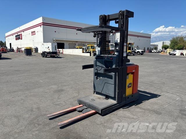 Toyota 8BPU15 Srednje dvižni komisionirni viličar