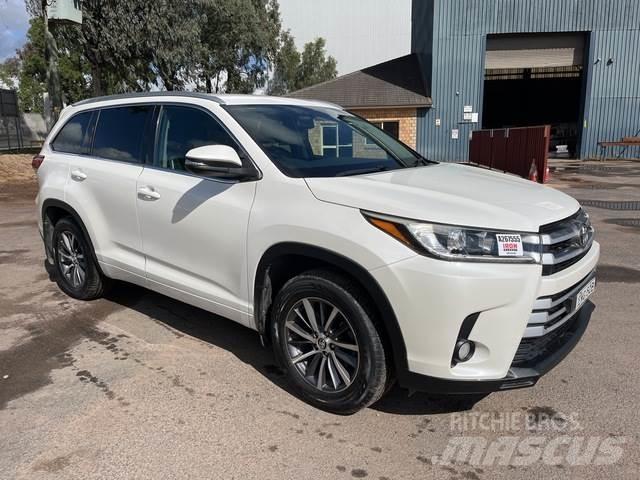 Toyota Kluger Avtomobili