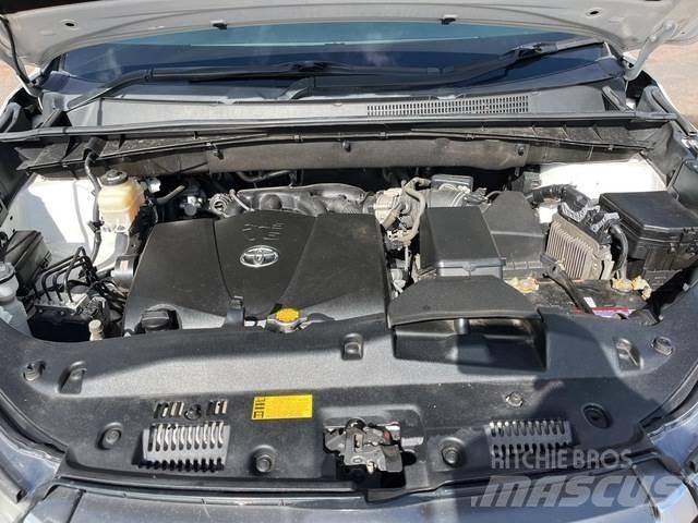 Toyota Kluger Avtomobili