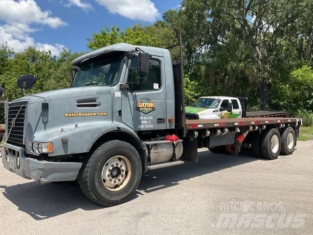 Volvo VHD Tovornjaki s kesonom/platojem
