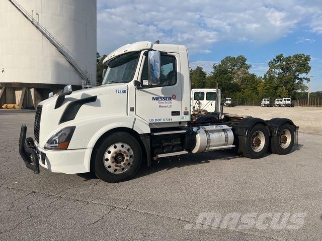 Volvo VNL64T Vlačilci