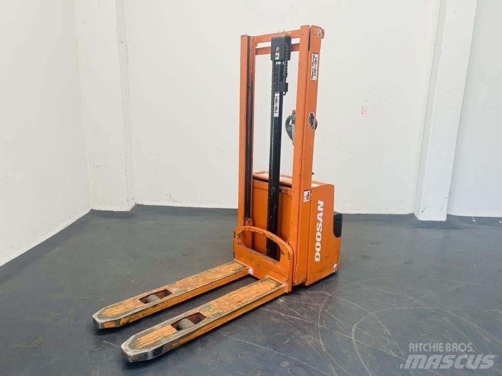 Doosan LEDS12.5C Ročni električni viličar