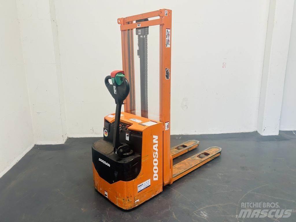 Doosan LEDS12.5C Ročni električni viličar