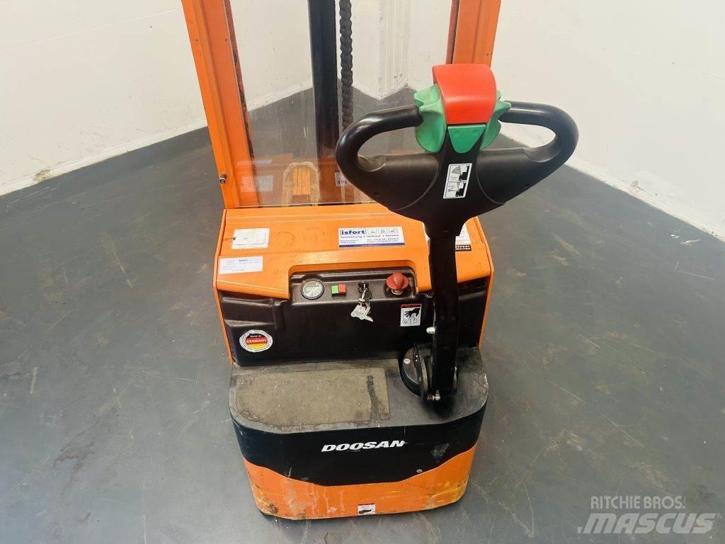 Doosan LEDS12.5C Ročni električni viličar