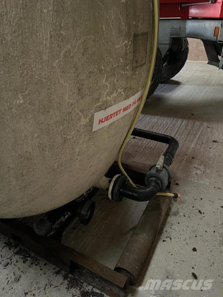  15.000 L vandtank Zbirni lijaki, puhalniki in dvigala