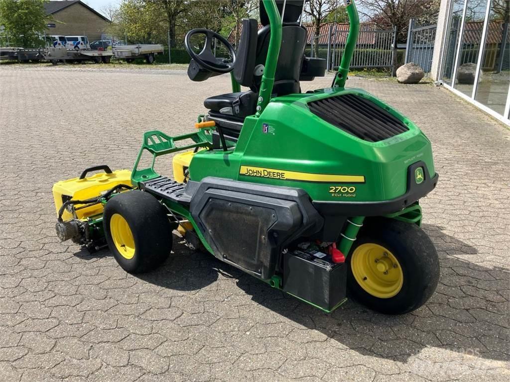 John Deere 2700 Kosilnice za zunanji prostor