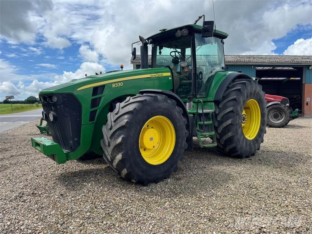 John Deere 8330 Traktorji