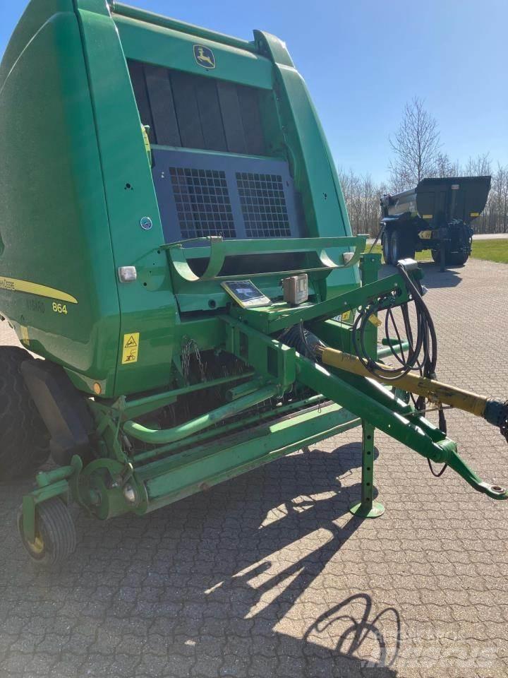 John Deere 864 Balirke (okrogle bale)