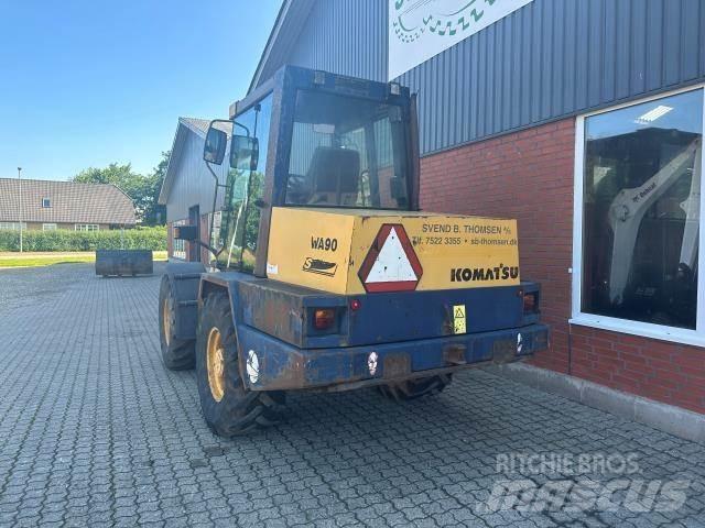Komatsu WA90 Kolesni nakladalci