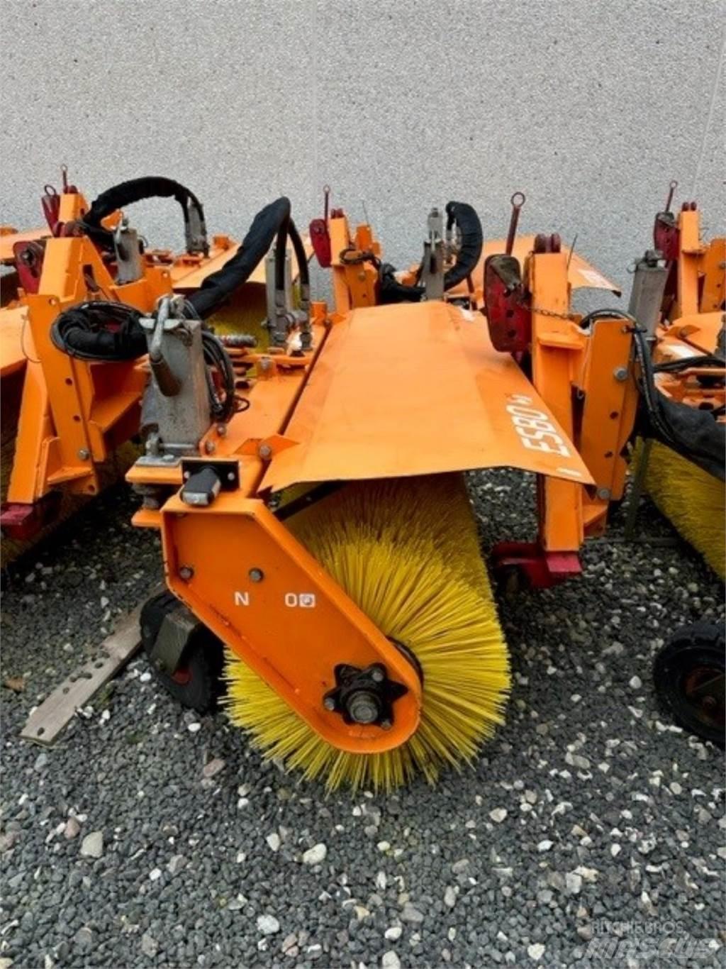 Nesbo HF1600S Cestni pometači