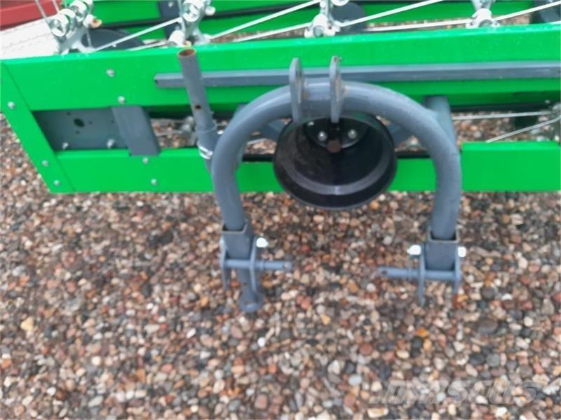  - - - HØ VENDER Priključki za kompaktni traktor