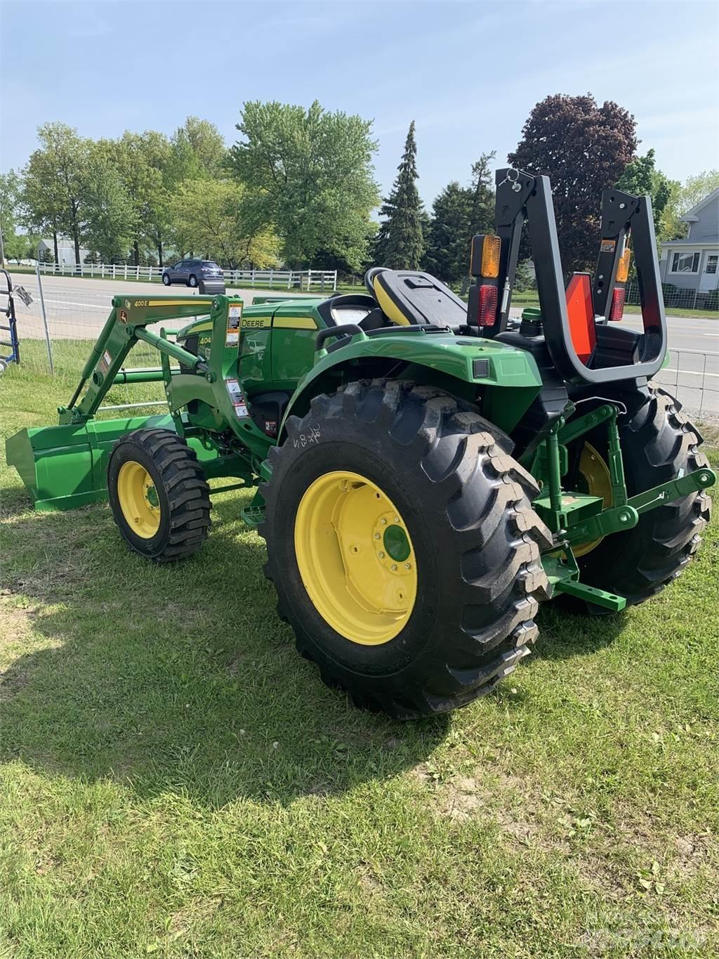 John Deere 4044M Traktorji