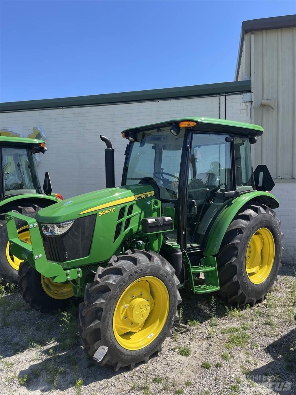 John Deere 5067E Traktorji