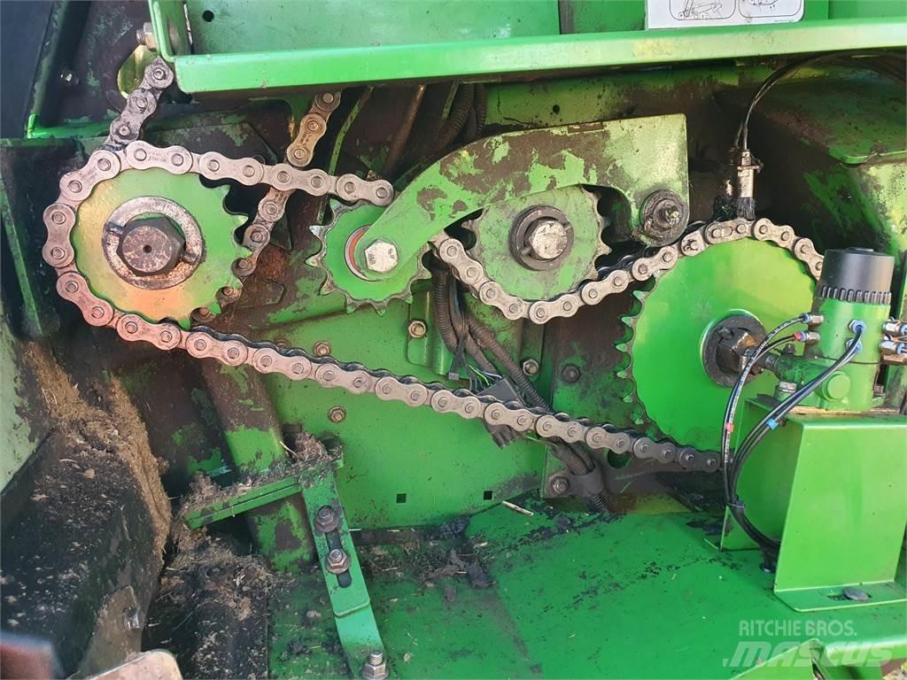 John Deere 854 Balirke (okrogle bale)