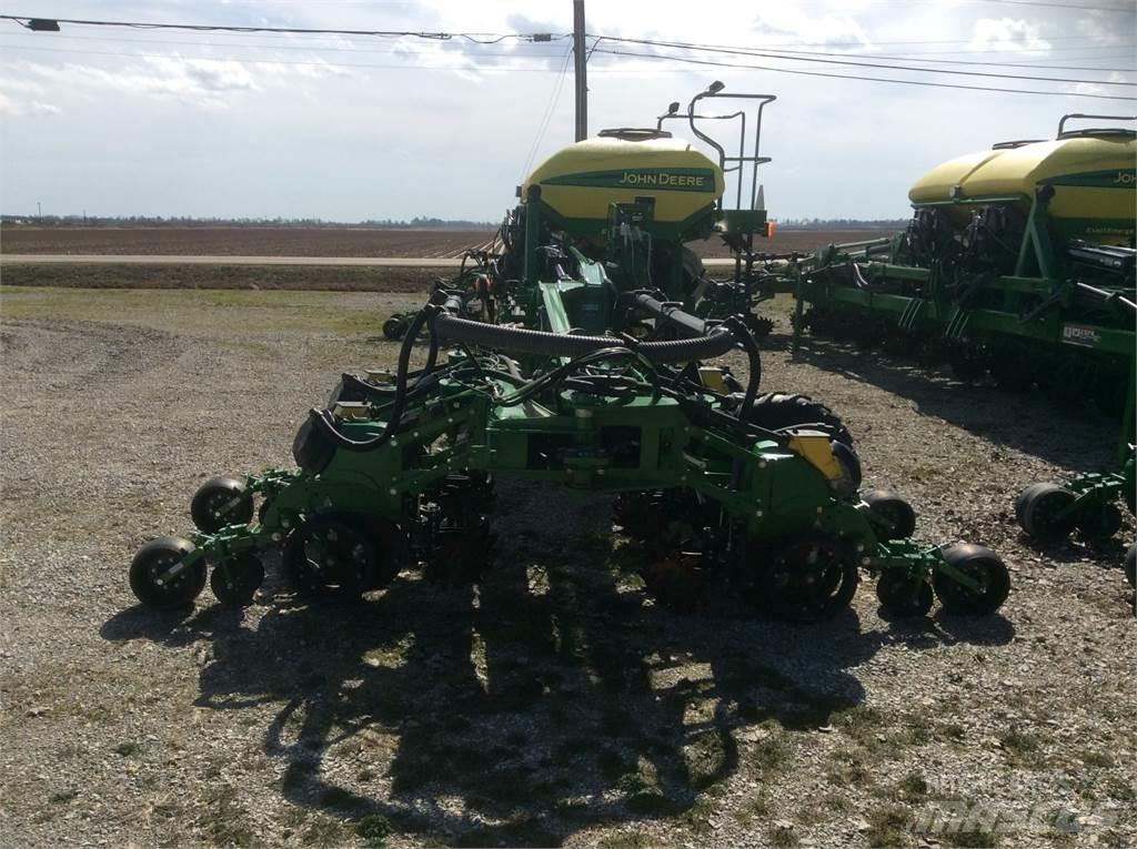 John Deere DR18 Sadilniki