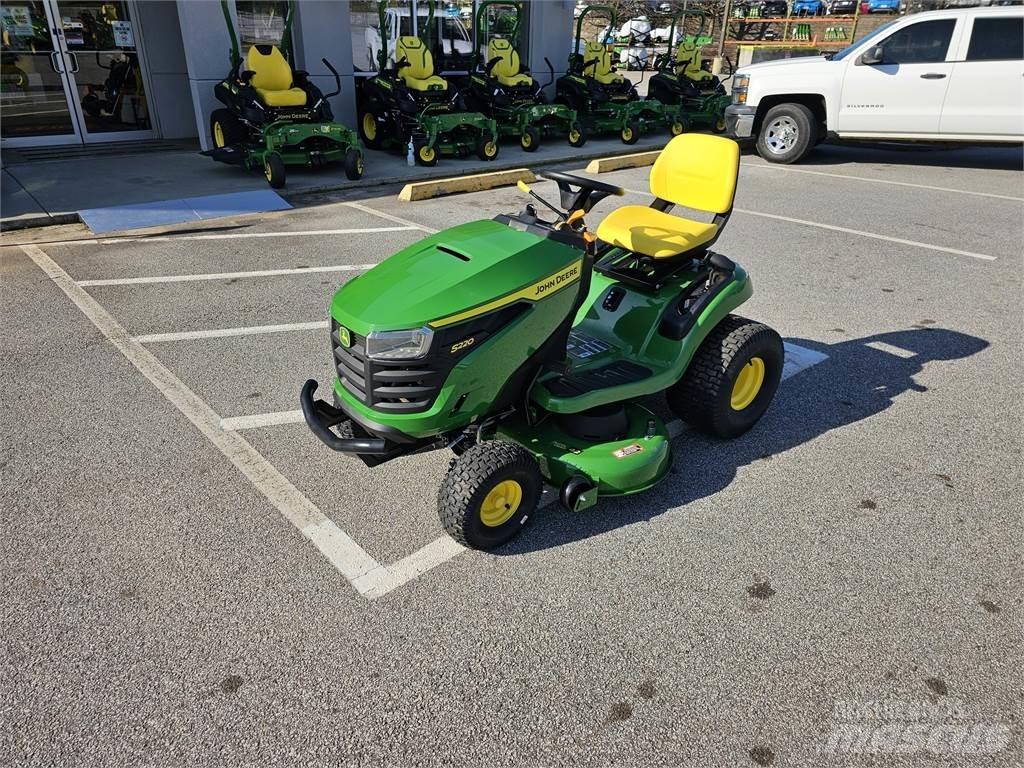John Deere S220 Vrtni traktor kosilnice