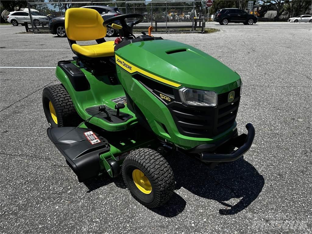 John Deere S220 Vrtni traktor kosilnice