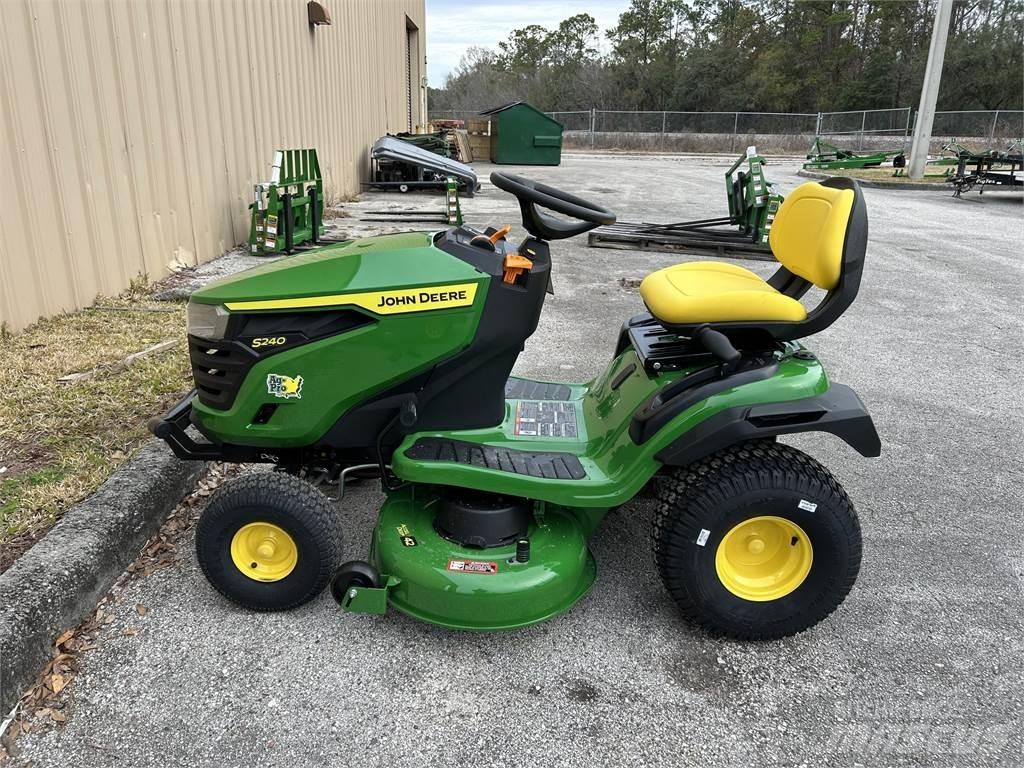 John Deere S240 Manjši traktorji