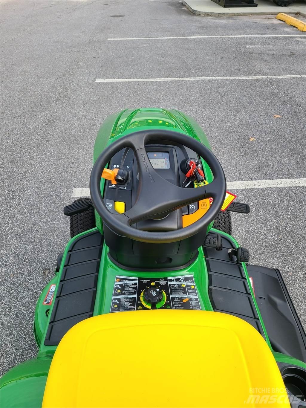 John Deere X330 Manjši traktorji