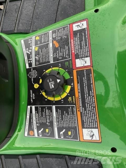 John Deere X380 Manjši traktorji