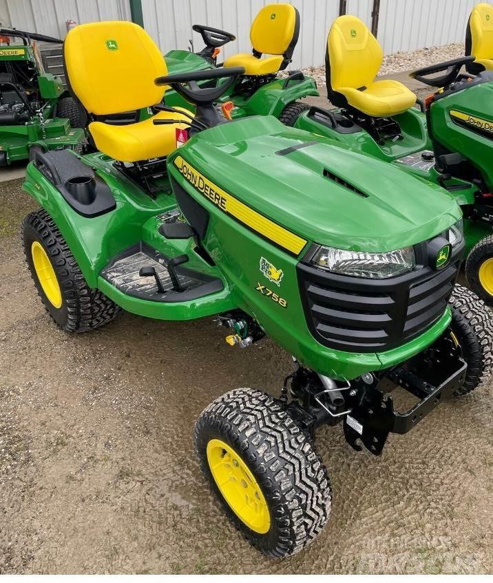 John Deere X758 Manjši traktorji