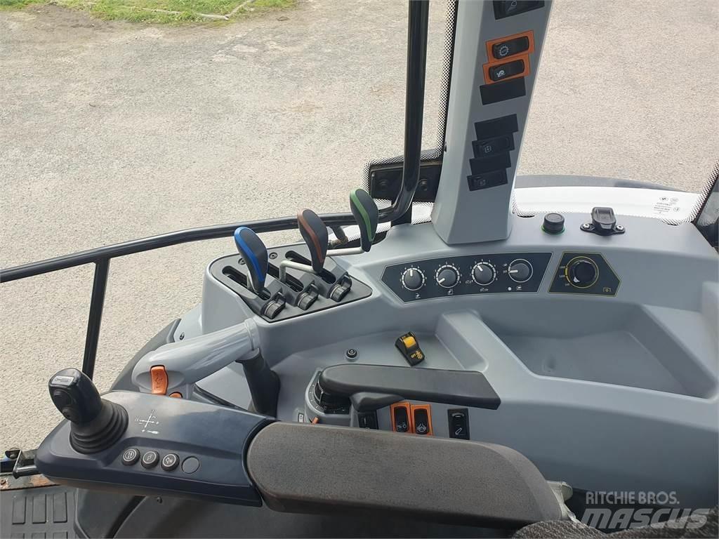Valtra A104 Traktorji