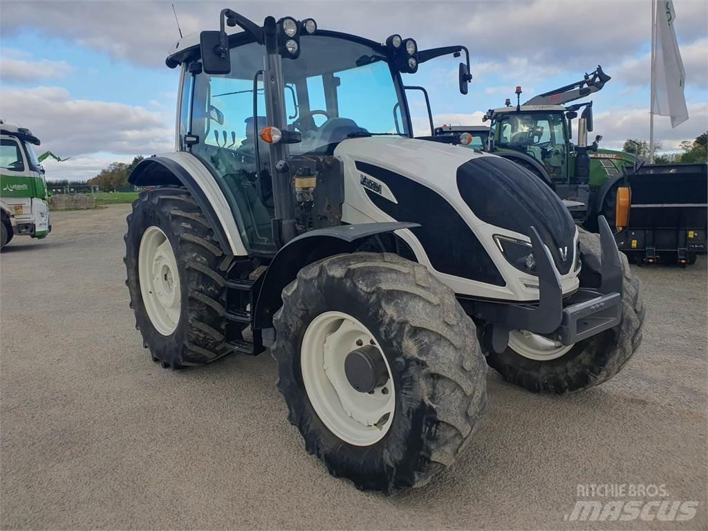 Valtra A104 Traktorji