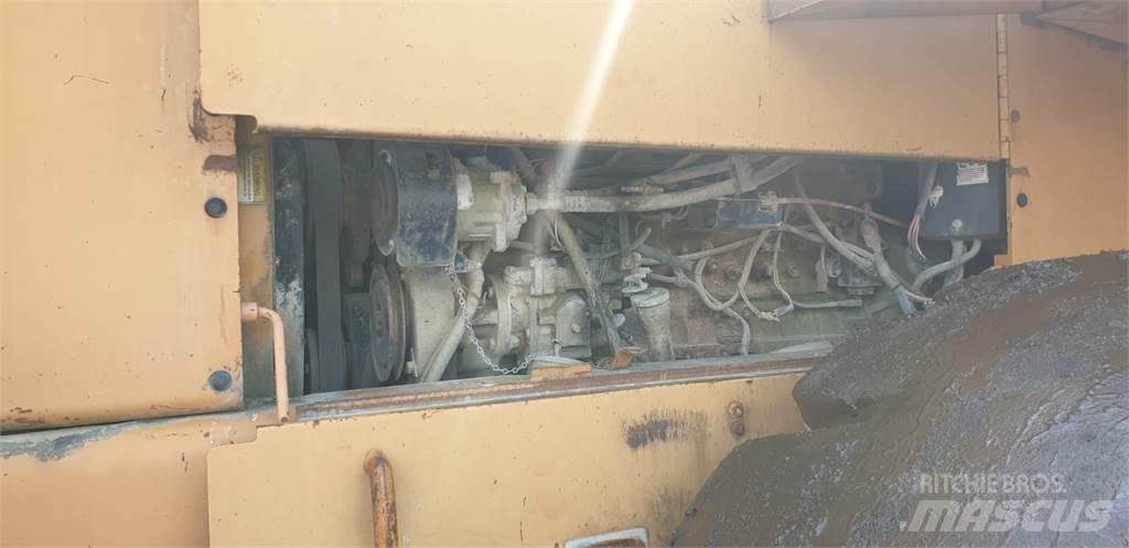 CASE 921 B Kolesni nakladalci