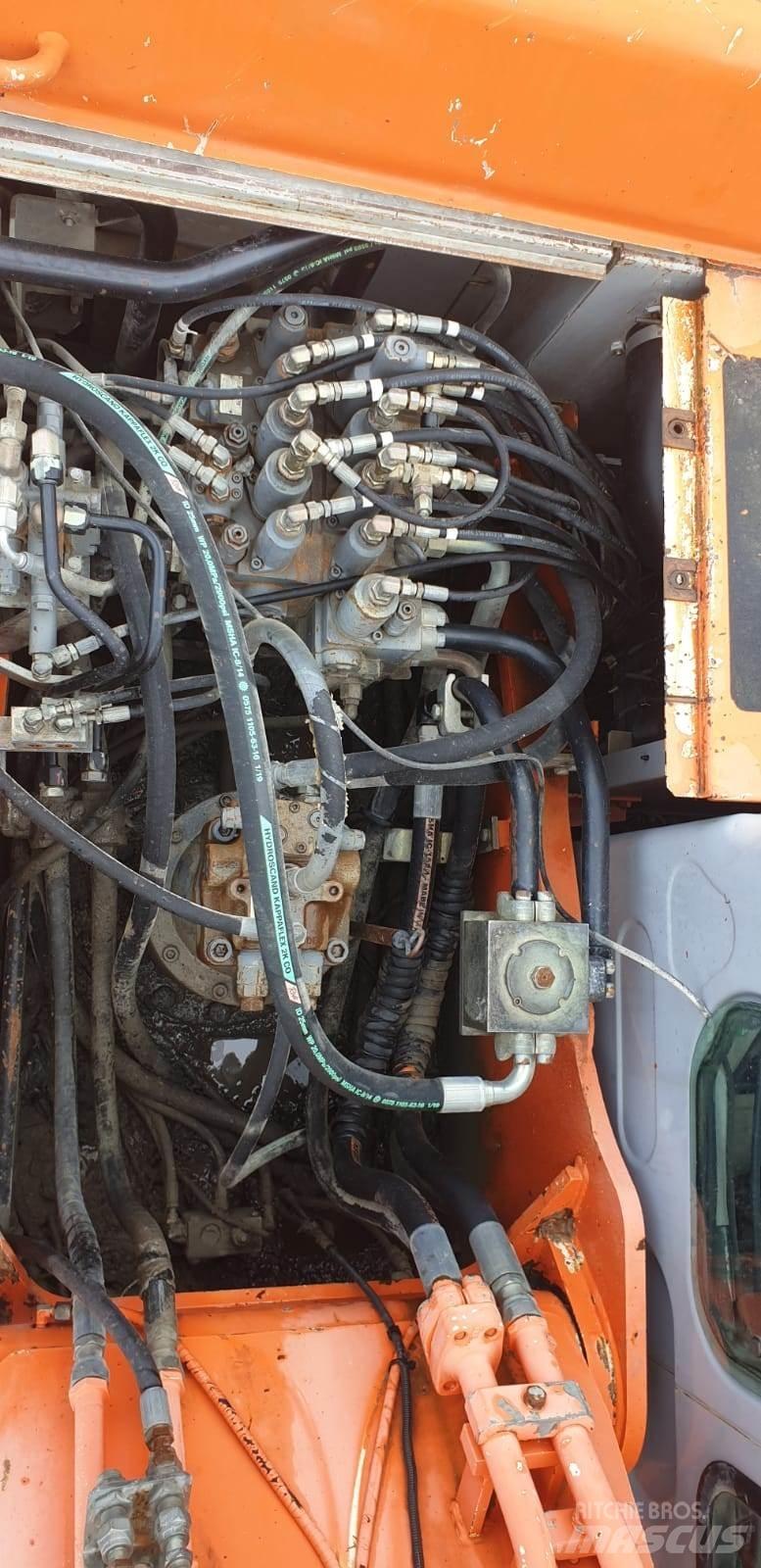 Kobelco E215LC Bagri goseničarji