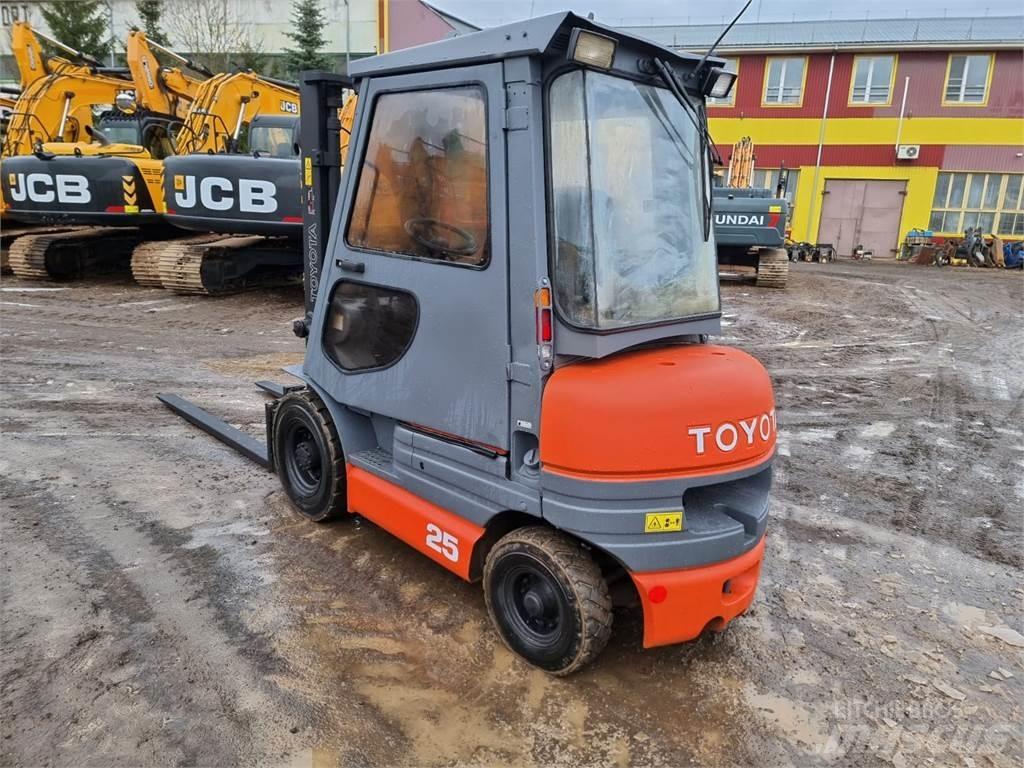 Toyota FD25 Dizelski viličarji