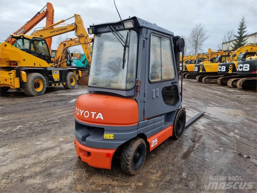 Toyota FD25 Dizelski viličarji