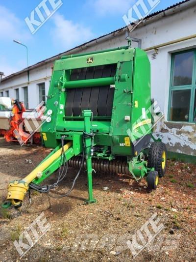 John Deere 852 Balirke (okrogle bale)