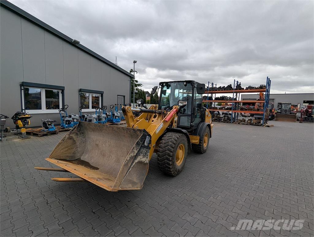 CAT 906 Kolesni nakladalci