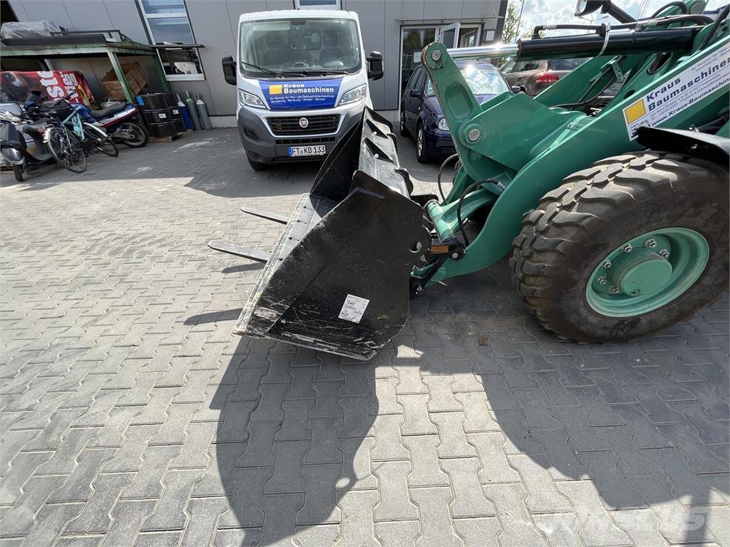 CAT 906 M Kolesni nakladalci