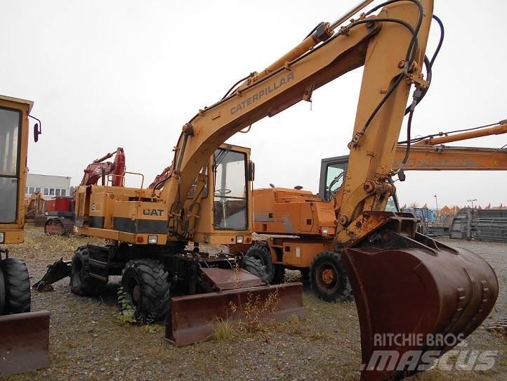 CAT 212B FT Bagri na kolesih
