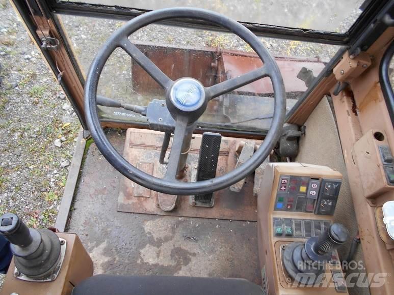 CAT 212B FT Bagri na kolesih