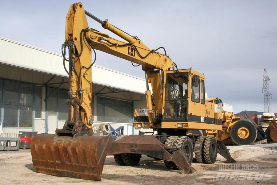 CAT 214B Bagri na kolesih