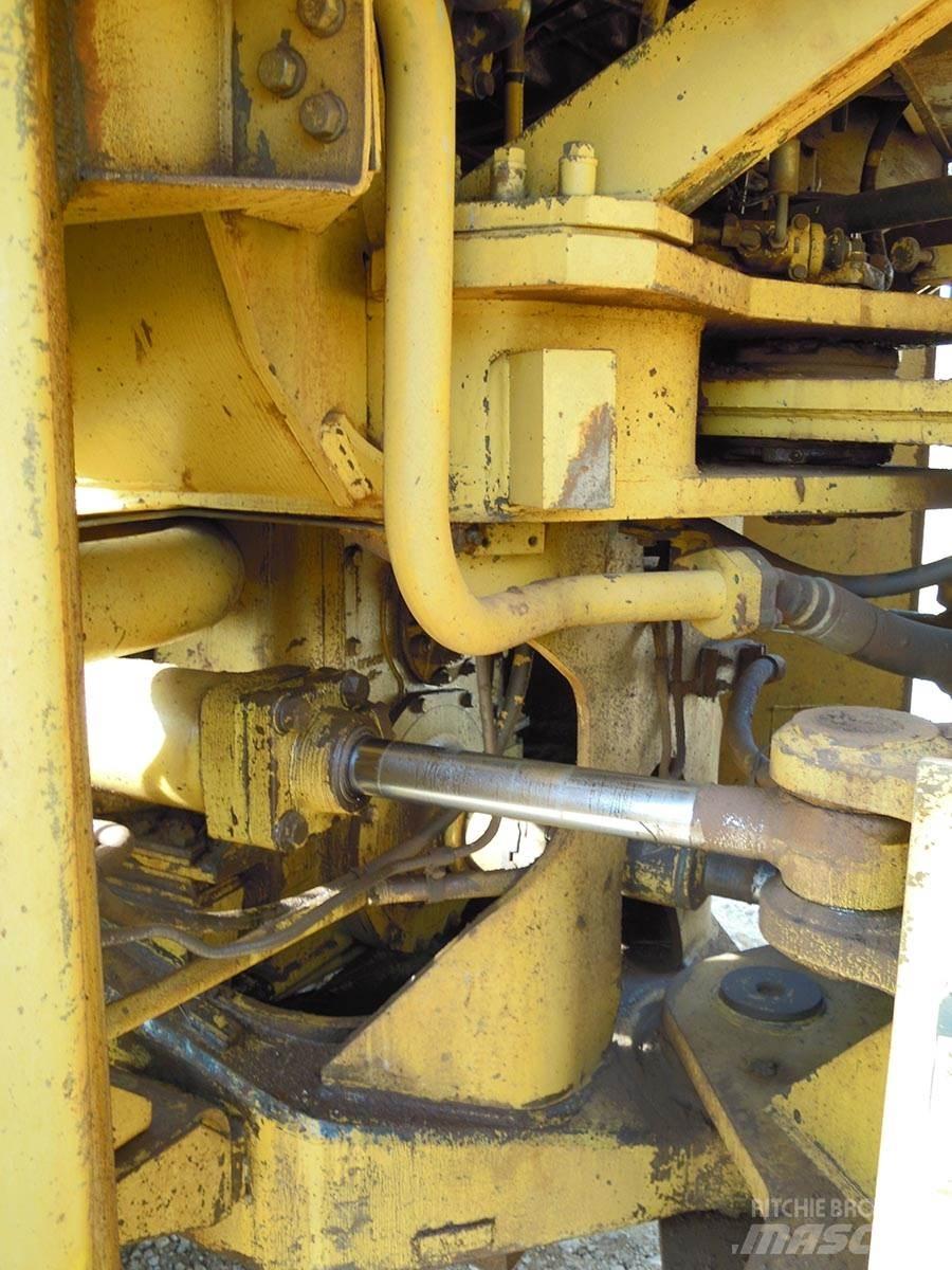 CAT 988B Kolesni nakladalci