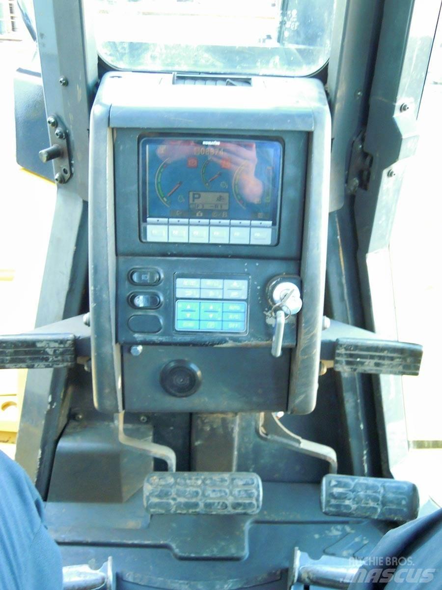 Komatsu D155AX-6 Buldožerji goseničarji