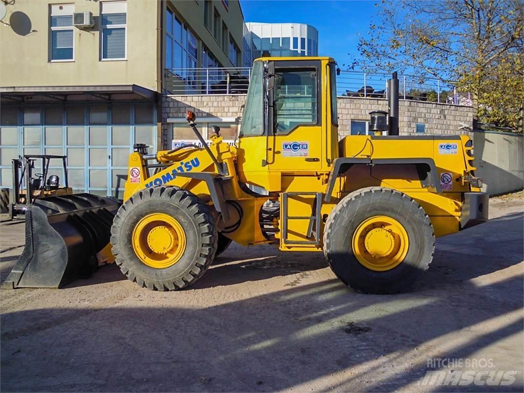 Komatsu WA270 Kolesni nakladalci