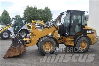 CAT 907M Kolesni nakladalci