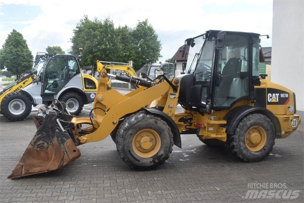 CAT 907M Kolesni nakladalci