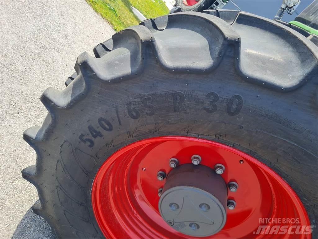 Fendt 724 Vario Traktorji
