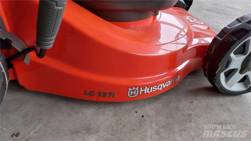 Husqvarna LC 137i Vrtni traktor kosilnice