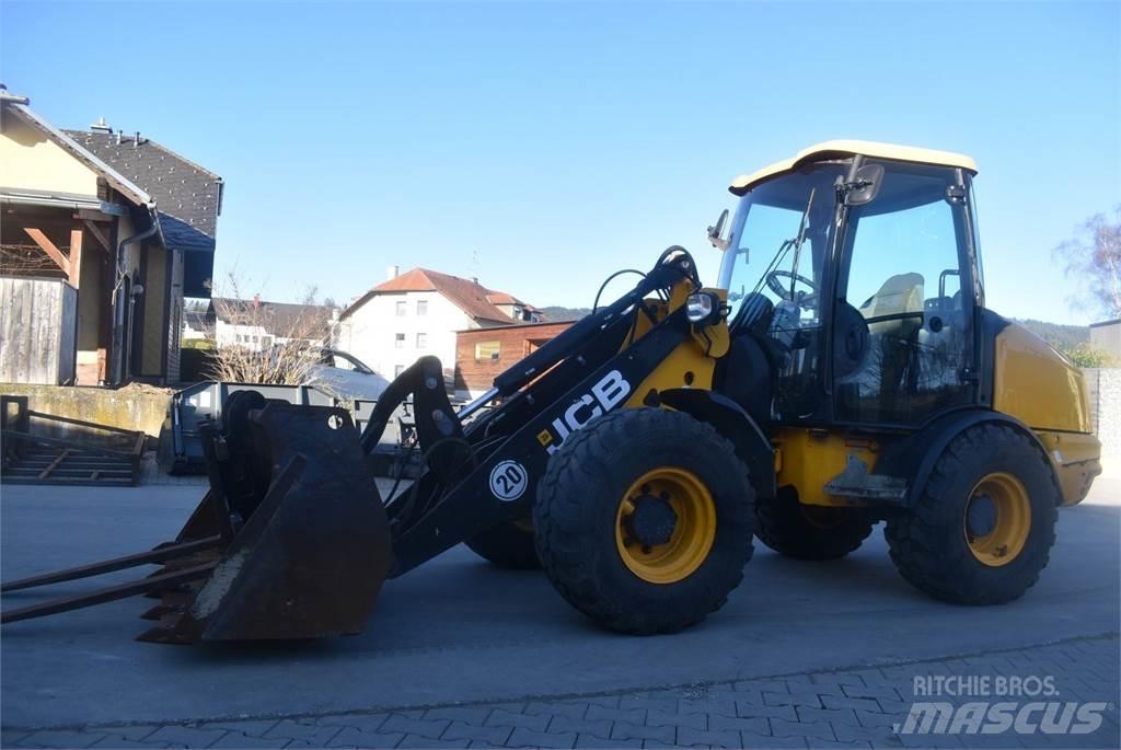JCB 406 Kolesni nakladalci