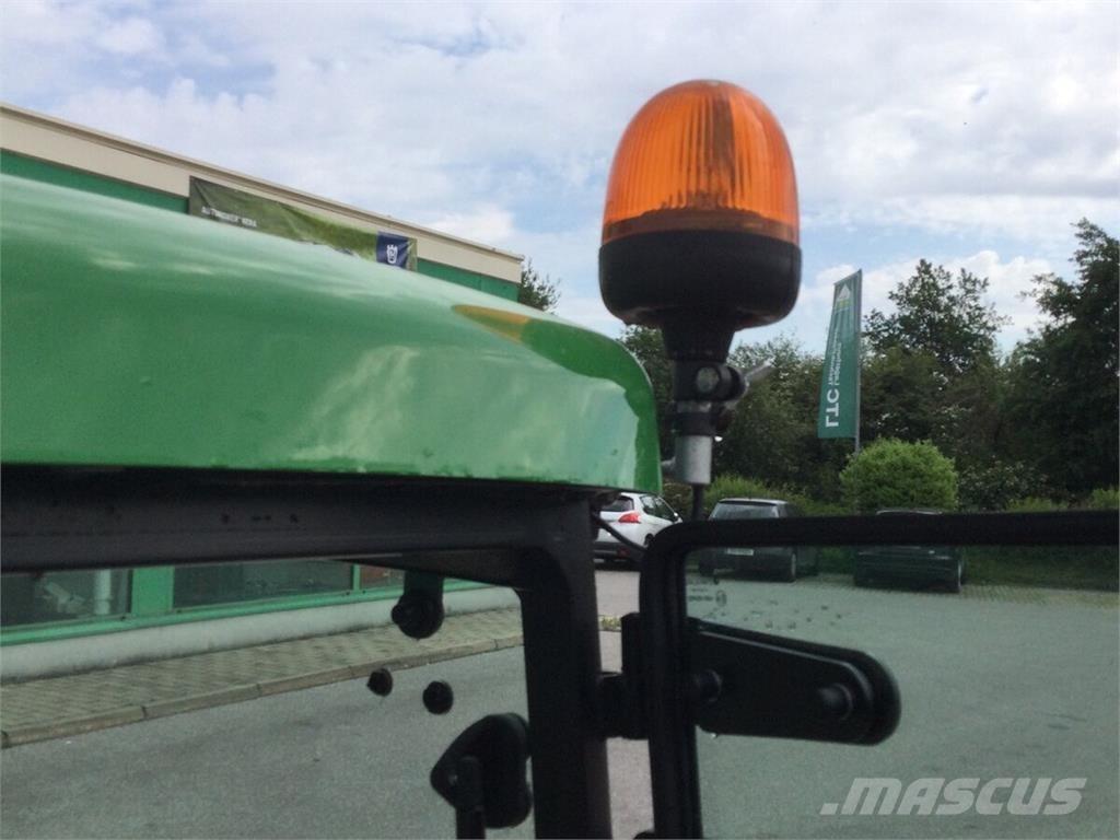 John Deere 1026R Traktorji