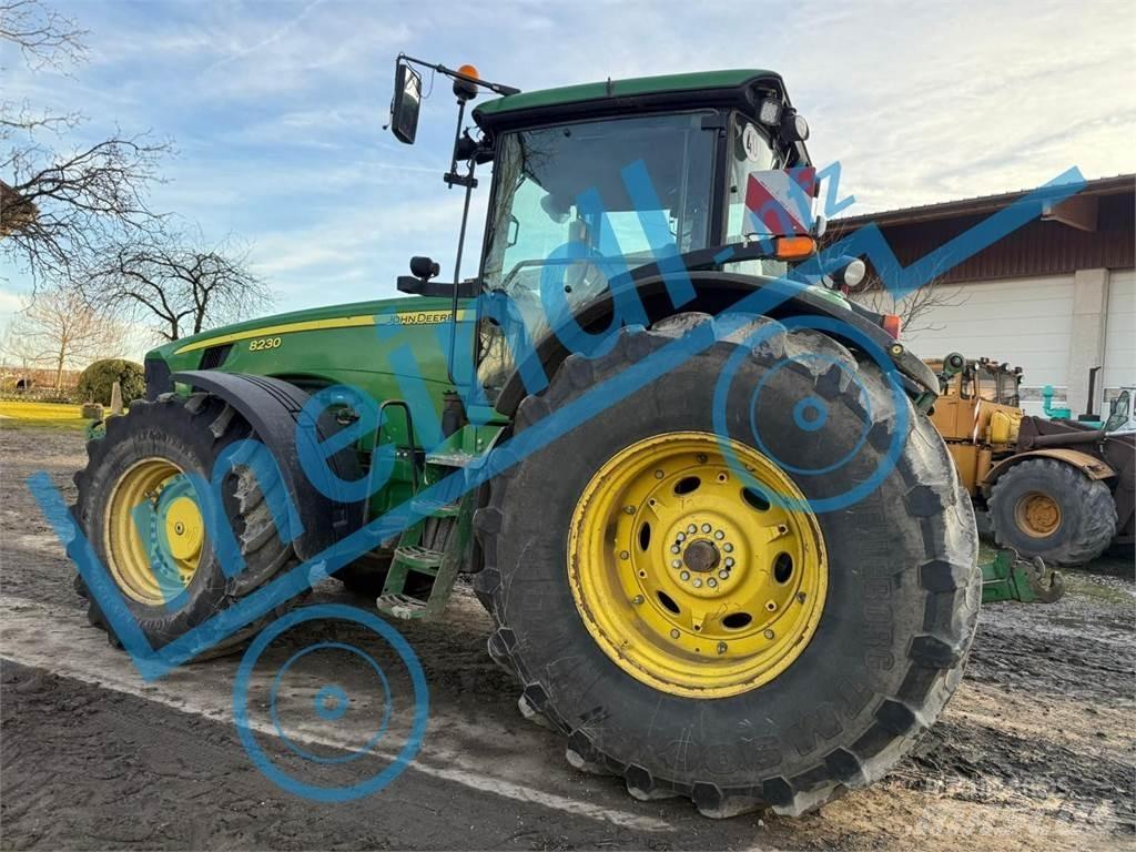 John Deere 8230 Traktorji