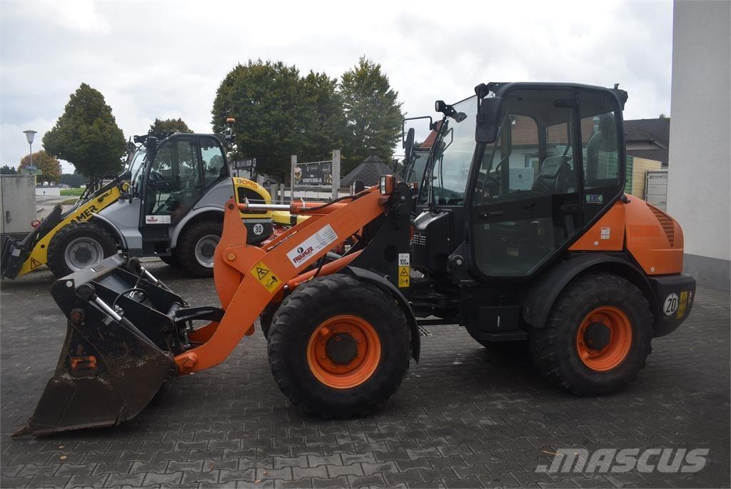 Komatsu WA70-7 Kolesni nakladalci