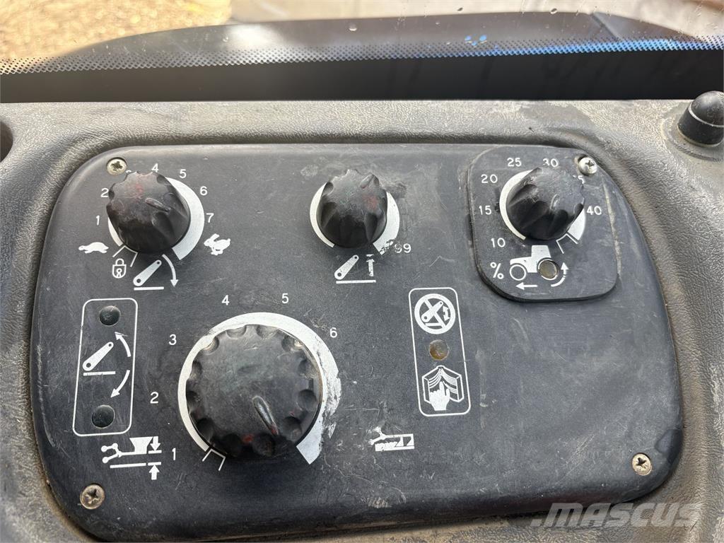 New Holland TS115 Traktorji